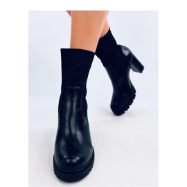 Bottines noires à talons avec revers 1