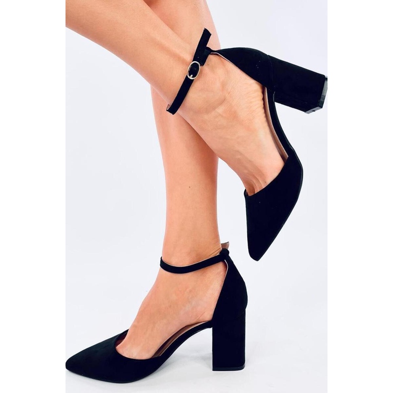 Escarpins noirs à talons hauts avec fermeture à la cheville le noir 1