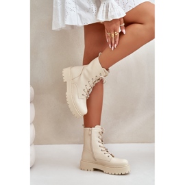 Bottes de femmes isolées avec épingles beige 3