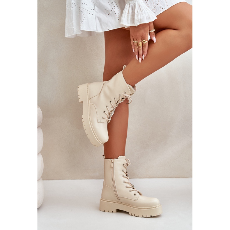 Bottes de femmes isolées avec épingles beige 3