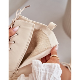Bottes de femmes isolées avec épingles beige 2