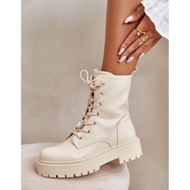 Bottes de femmes isolées avec épingles beige 1