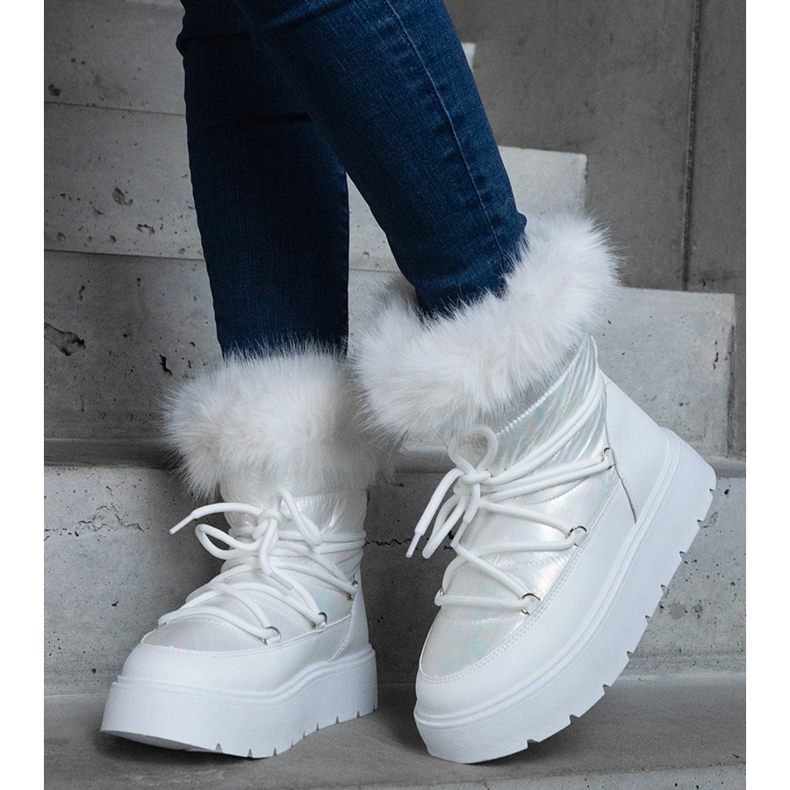 Bottes de neige isolées blanches pour femmes avec fourrure 1