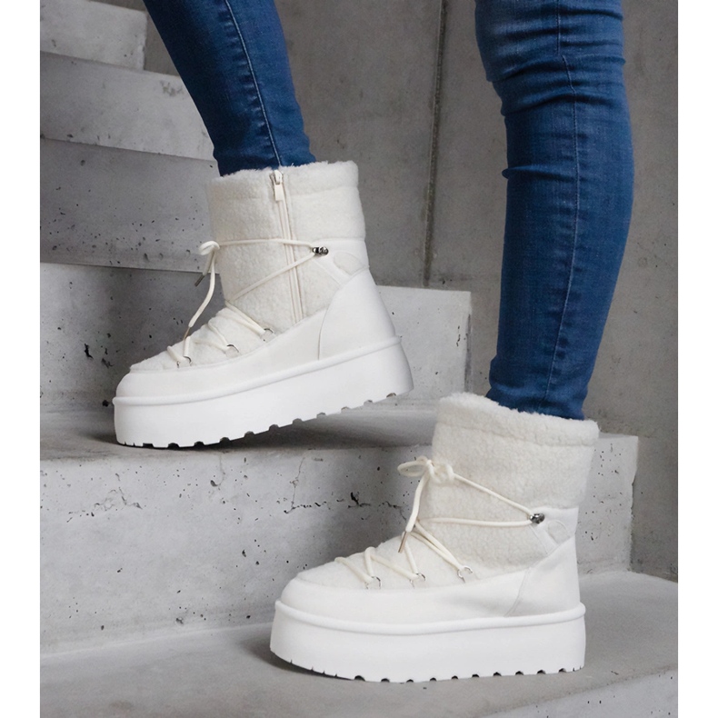 Bottes de neige blanches pour femmes sur la plateforme, isolées avec de la fourrure 1 Bottes de neige blanches pour femmes sur la plateforme, isolées avec de la fourrure 1
