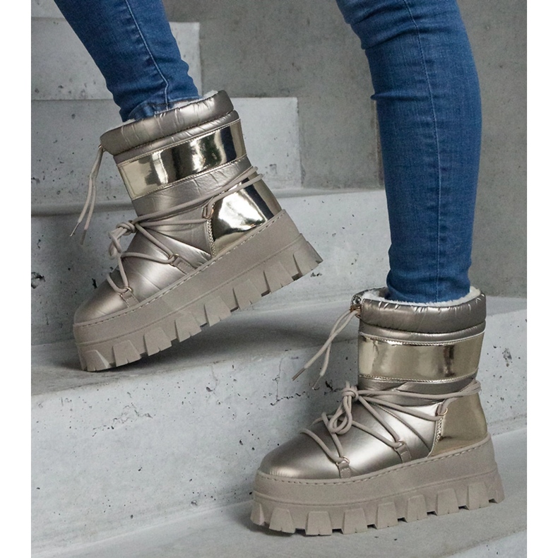 Bottes de neige à plateforme dorées avec inserts vernis 1