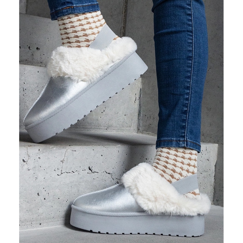 Chaussons plateforme argentés ornés de fourrure avec un élastique au talon 1