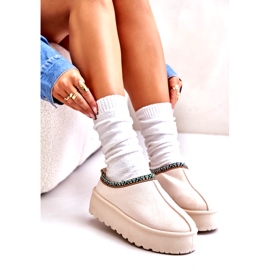 Slippers pour femmes sur la plate-forme avec broderie beige légère 3 Slippers pour femmes sur la plate-forme avec broderie beige légère 3