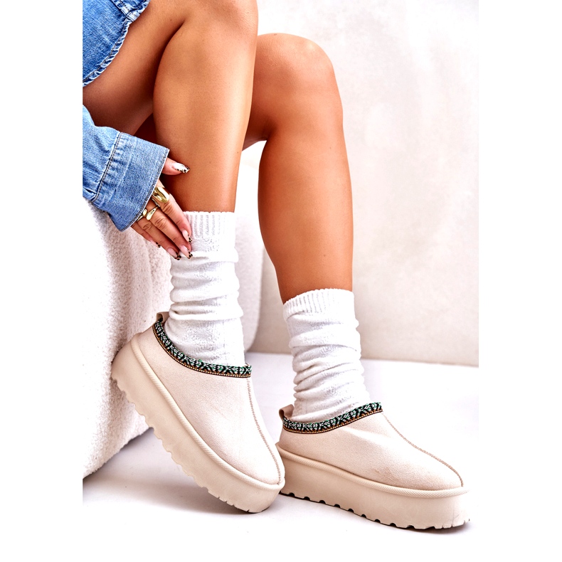 Slippers pour femmes sur la plate-forme avec broderie beige légère 2