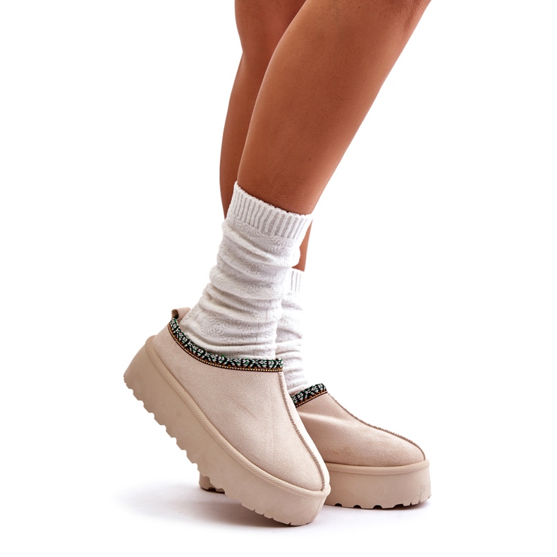 Slippers pour femmes sur la plate-forme avec broderie beige légère 1 Slippers pour femmes sur la plate-forme avec broderie beige légère 1