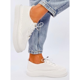 Baskets blanches ajourées en éco-cuir 3