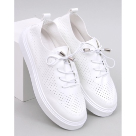 Baskets blanches ajourées en éco-cuir 4