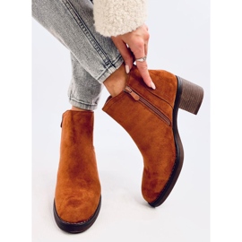 Bottines à talons larges isolées camel brun 1
