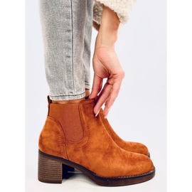 Bottines à talons larges isolées camel brun 4