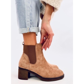 Bottines à talons larges isolées beiges 4
