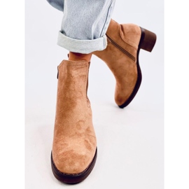 Bottines à talons larges isolées beiges 1