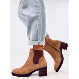 Bottines à talons larges isolées beiges 2