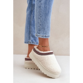 Chaussons en peau de mouton beige clair sur plateforme avec fourrure 2 Chaussons en peau de mouton beige clair sur plateforme avec fourrure 2