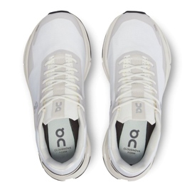 On Running Sur les chaussures de course Cloudnova Form 2698478 blanche 3