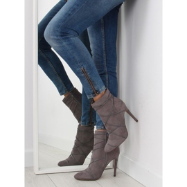 Bottes grises en daim gris sur un talon aiguille 2