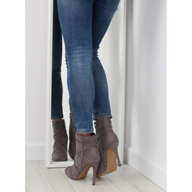 Bottes grises en daim gris sur un talon aiguille 1