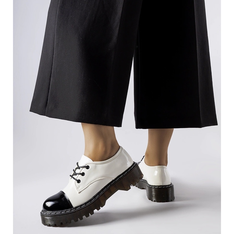 Chaussures vernies blanches et noires 1 Chaussures vernies blanches et noires 1