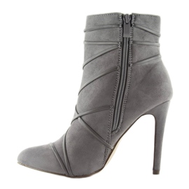 Bottes grises en daim gris sur un talon aiguille 4