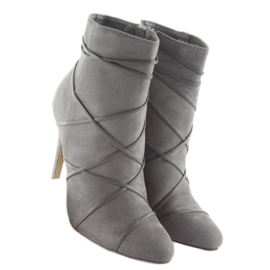 Bottes grises en daim gris sur un talon aiguille 7