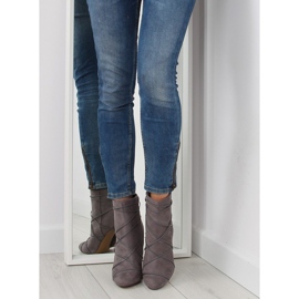 Bottes grises en daim gris sur un talon aiguille 6
