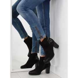 Bottes noires sur un talon stable le noir 6