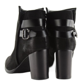Bottes noires sur un talon stable 2