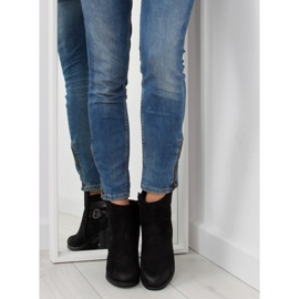 Bottes noires sur un talon stable le noir 5