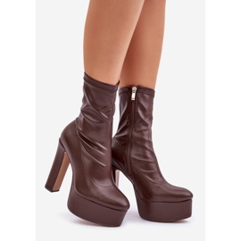 Bottes à talons hauts marron foncé avec talon aiguille et plateforme brun 1