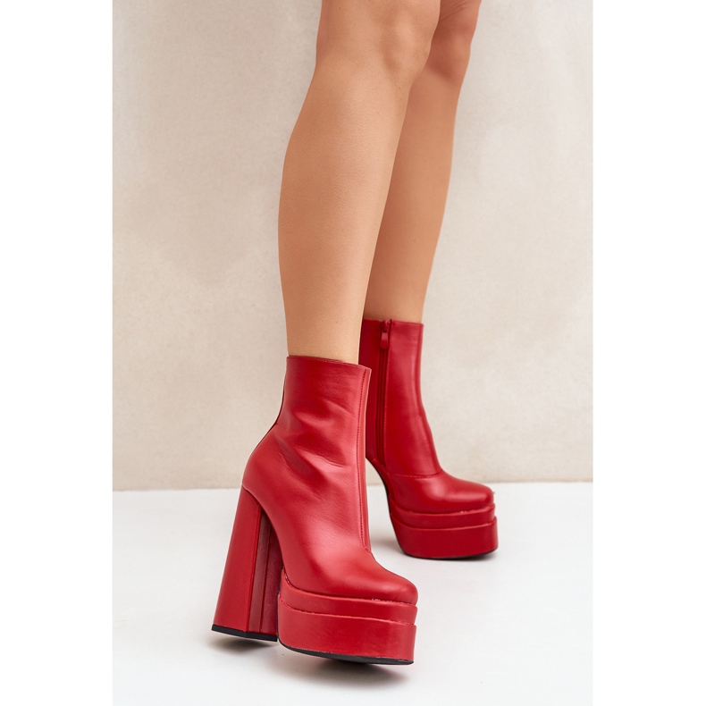 Bottines rouges isolées sur plateforme massive et talon haut 2