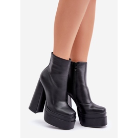 Bottines noires isolées sur plateforme massive et talon haut le noir 1