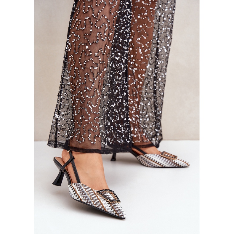 Talons hauts noirs avec décoration et talon ouvert 2