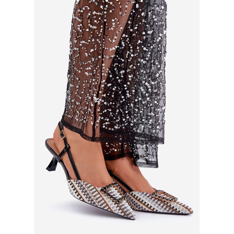 Talons hauts noirs avec décoration et talon ouvert 1