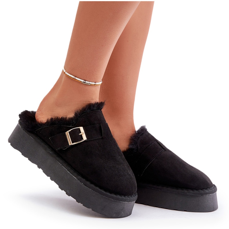 Slippers pour femmes sur une semelle épaisse avec de la fourrure et une serrage noir le noir 4