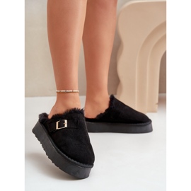 Slippers pour femmes sur une semelle épaisse avec de la fourrure et une serrage noir le noir 1