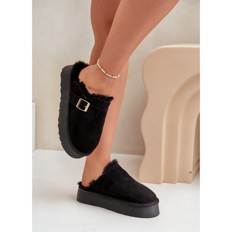 Slippers pour femmes sur une semelle épaisse avec de la fourrure et une serrage noir le noir 2