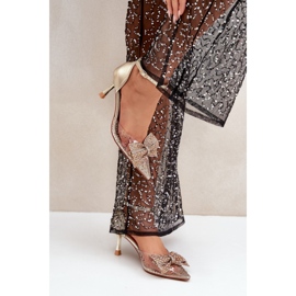 Talons hauts pour femmes ornés d'un impressionnant nœud doré 1