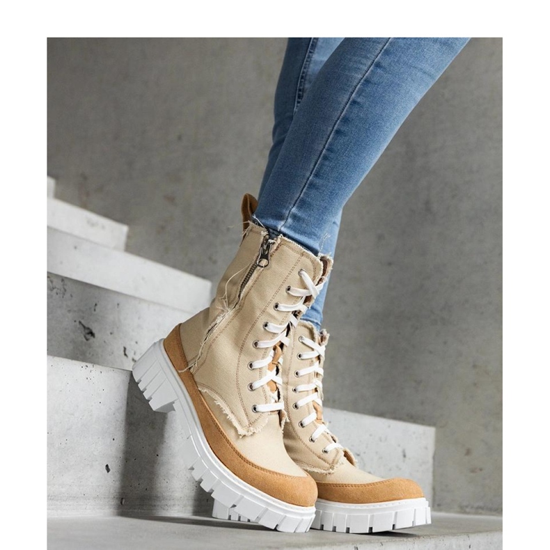 Bottes isolées beiges de Crispiero - Solea 1 Bottes isolées beiges de Crispiero - Solea 1