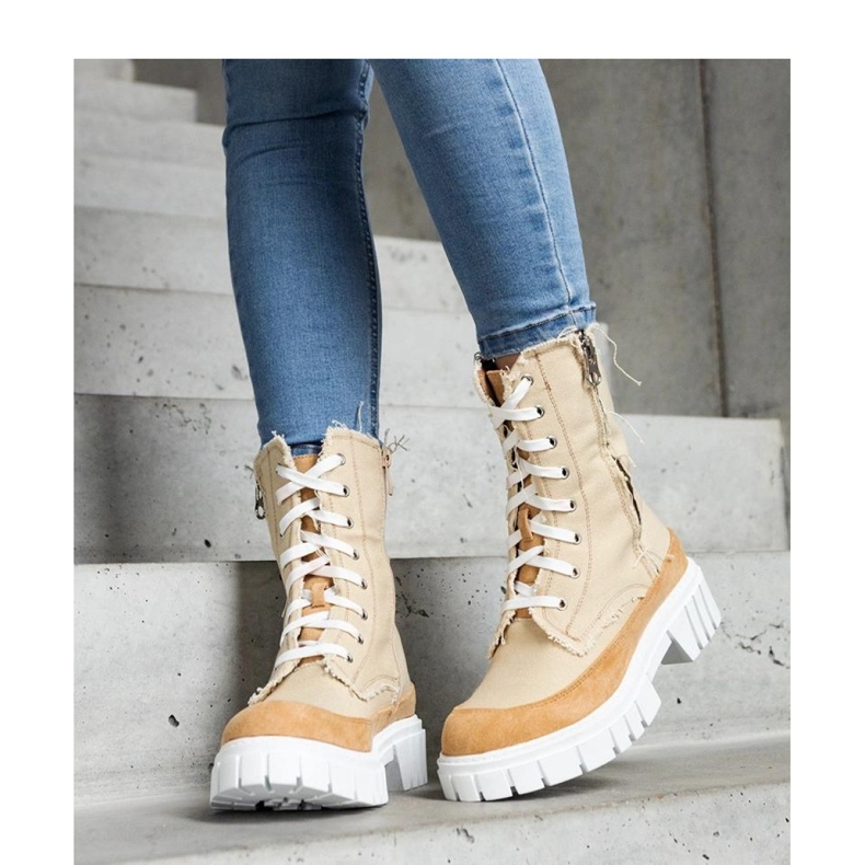 Bottes isolées beiges de Crispiero - Solea 2 Bottes isolées beiges de Crispiero - Solea 2