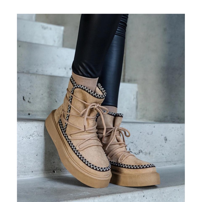 Boots de neige à plateforme à lacets beige ornées de broderies Mckenzie - Solea 1 Boots de neige à plateforme à lacets beige ornées de broderies Mckenzie - Solea 1