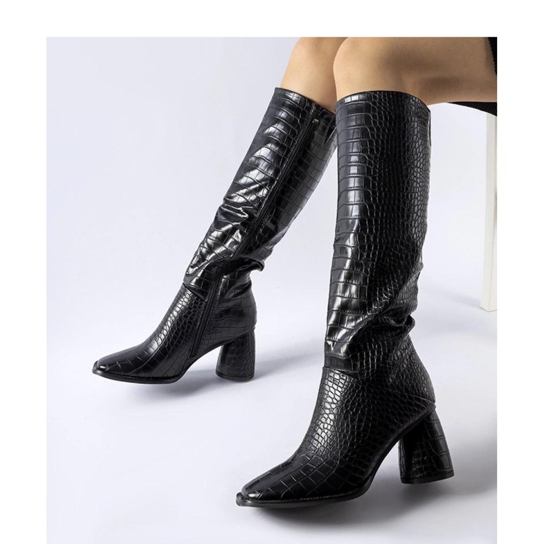 Bottes noires décorées de gaufrages 1