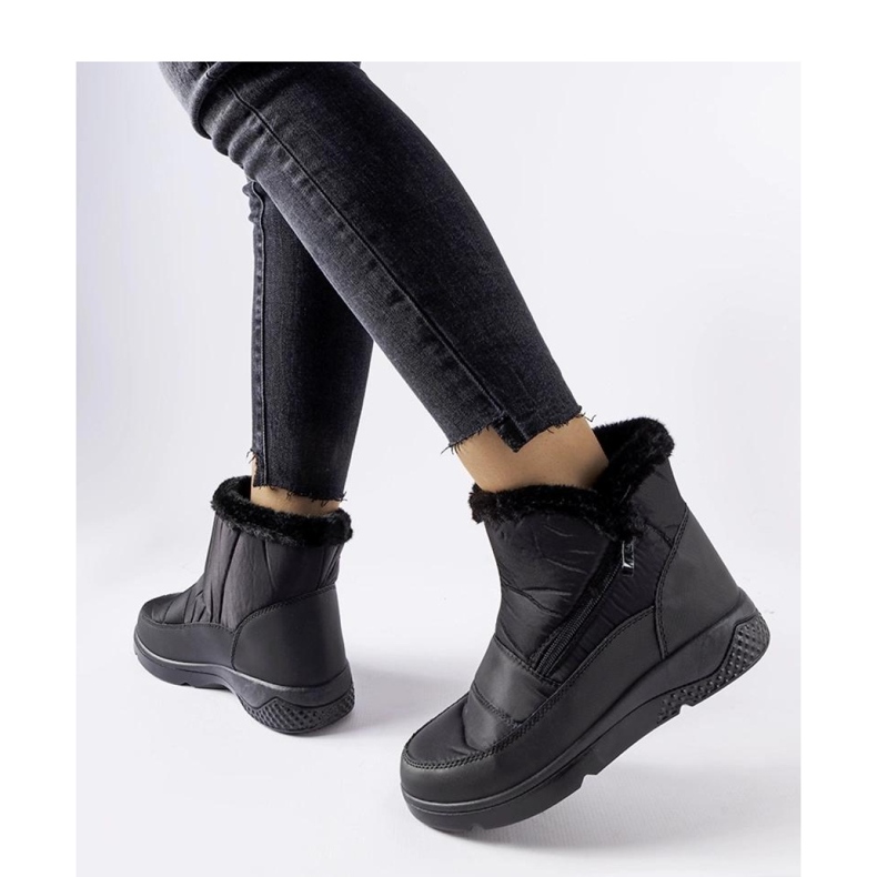 Bottes de neige isolées noires avec fermeture éclair 1