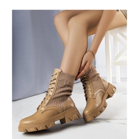 Baskets beiges à tige souple 1