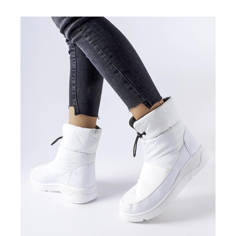 Bottes de neige isolées blanches pour femmes 1 Bottes de neige isolées blanches pour femmes 1