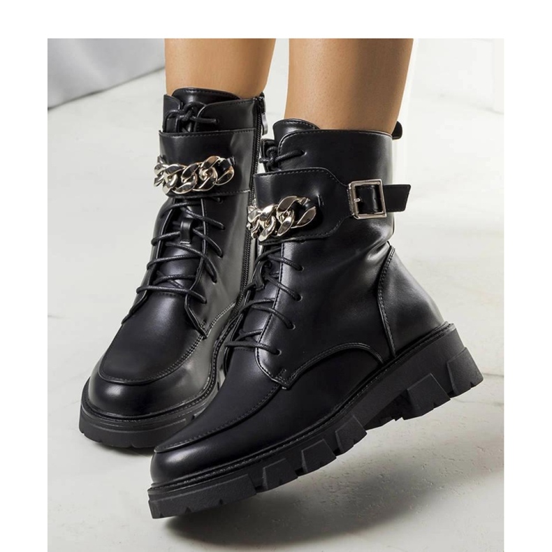 Bottes de randonnée noires isolées le noir 2