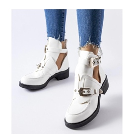 Bottines blanches à découpes 1