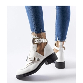 Bottines blanches à découpes 2